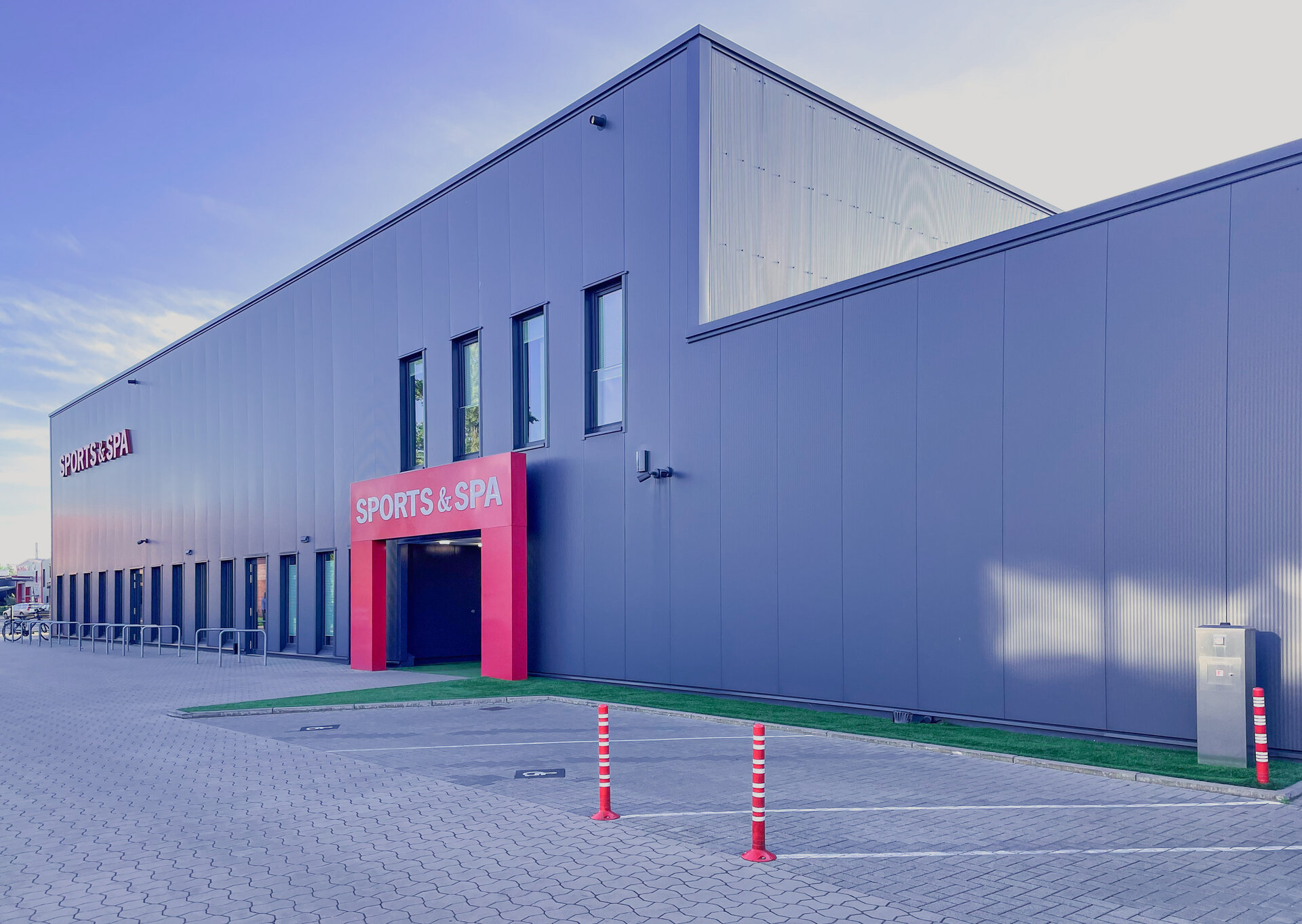 Außenansicht des Sports & Spa in der Südstadt. Das Bauunternehmen Gundlach errichtete dieses Fitnessstudio mit glatter schwarzer Fassade.